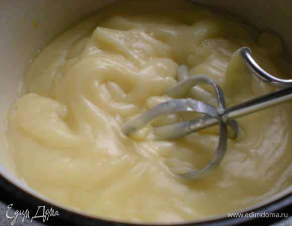 Смешать желтки с сахаром, мукой и щепоткой соли, добавить стручок ванили. Соединить ингредиенты и готовить в течении 2-х минут. Дать остыть. 