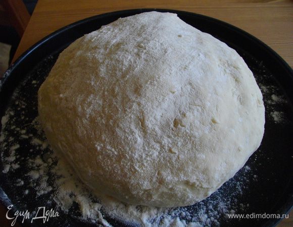 Из воды, муки и яйца замесить тесто. Скатать в мячик и отложить в сторонку, пусть постоит под салфеткой минут тридцать.