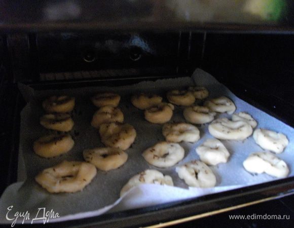 Через полчаса достать тесто, и отрезая от него по небольшому кусочку, скатать в жгут примерно 1 см толщиной, разрезать на небольшие палочки, соединить края каждой. Получившиеся колечки отварить около минуты в кипящей подслащенной воде (1 ч. ложка сахара на 1 литр). 