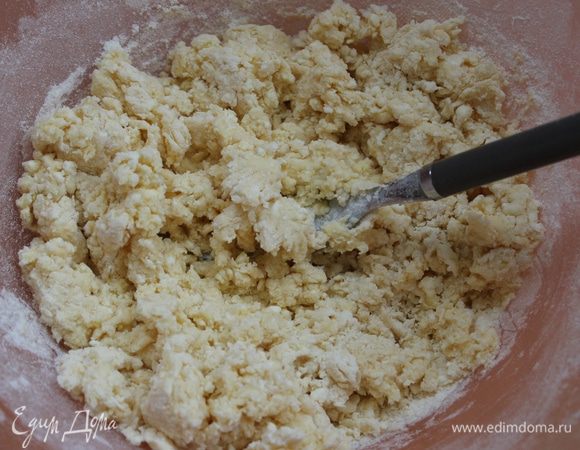 Добавить масло, муку с разрыхлителем и замесить тесто.