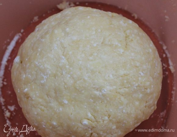 Сформировать из теста шар, обернуть пищевой пленкой и отправить в холодильник на 1 час.