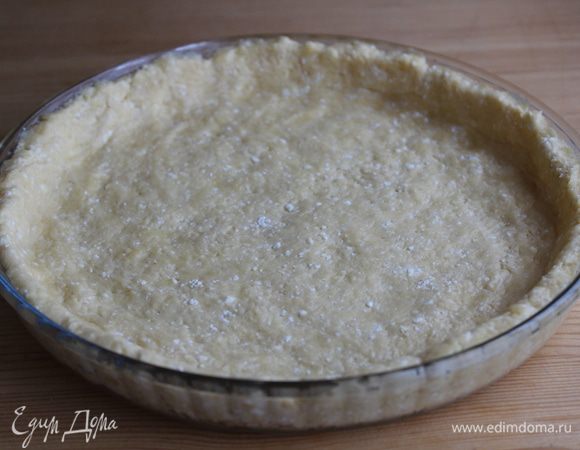 Раскатать тесто в форме для выпечки (24 см).