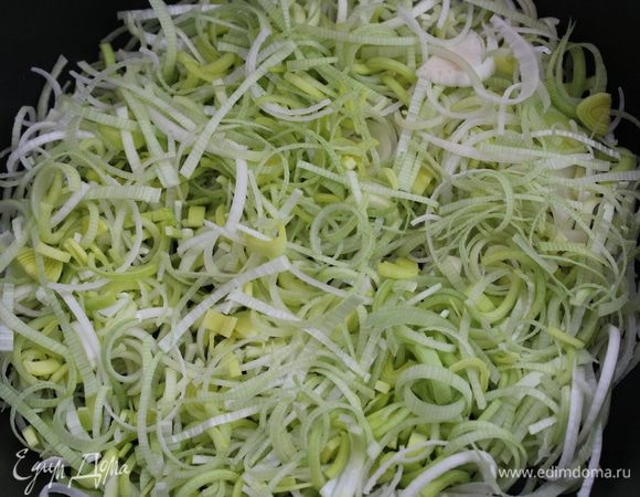 Пассировать на сливочном масле, пока лук не станет прозрачным.