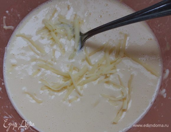 Соединить яйца, сметану и твердый сыр, добавить соль и перец.