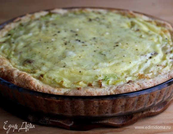 Духовку разогреть до 180 градусов. Запекать пирог 35-40 минут  до румяной корочки.