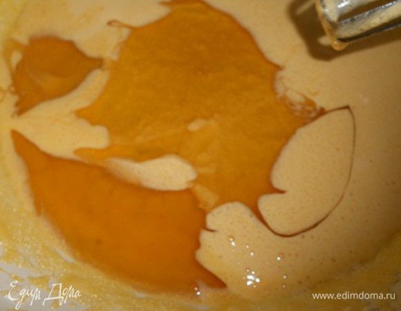 отделить желтки от белков, желтки растереть с половиной сахара, добавить мед