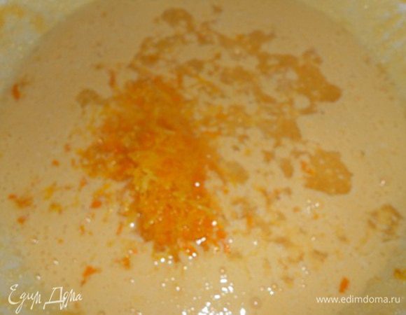 к желткам добавить натертую цедру с половины апельсина и  сок с половины апельсина, перемешать