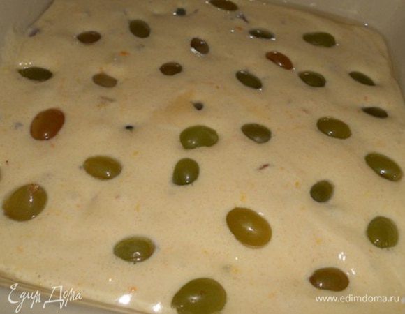 сверху положить остальной виноград немного погрузив в тесто,ставим в духовку при т.190 гр. и печем до готовности проверяем готовность  зубочисткой (когда вверх приобретет золотистый цвет накрыть сверху листом фольги и выпекать до готовности)