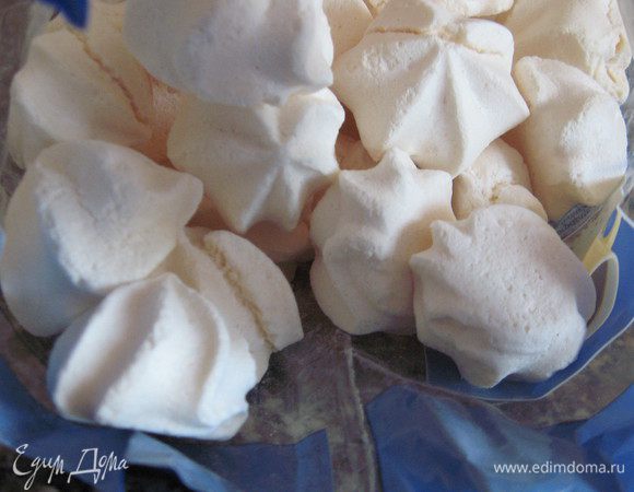 Измельчить безе в крошку (не сильно мелко)