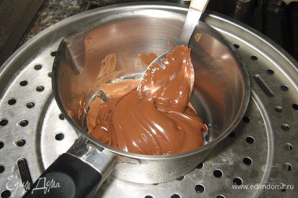 Растопить шоколадную пасту на водяной бане