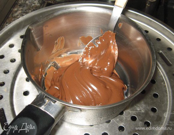Растопить шоколадную  пасту на водяной бане