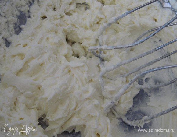 Взбить сливки до устойчивых пиков, добавить  сахарную пудру и перемешать снизу верх