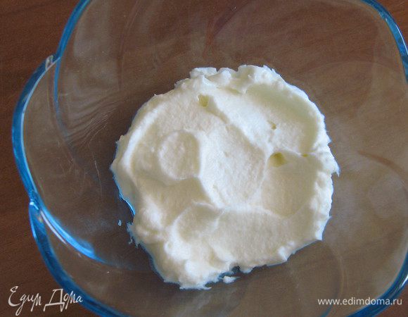 Выложить в креманку слой сливок