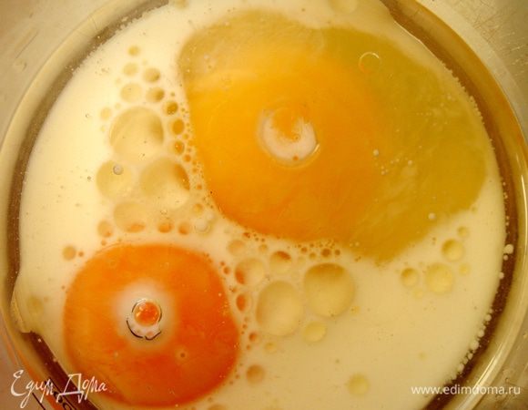 В миске взбить яйца,желтки и весь сахар до увеличения объёма вдвое. Затем влить в яичную смесь оливковое масло и сливки и хорошо всё перемешать.