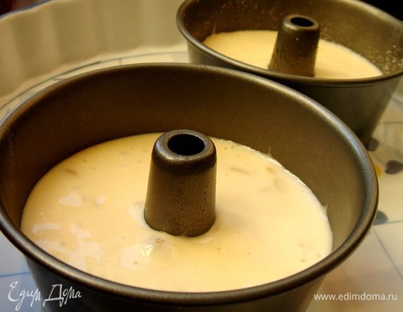 Муку с разрыхлителем просеять  и смешать с жидкими ингредиентами,добавить полпорции кедровых орешков. Форму 26 см  смазать по-необходимости оливковым маслом и перелить тесто в форму. Выпекать при 190*С около 50-60 минут. Охладить.