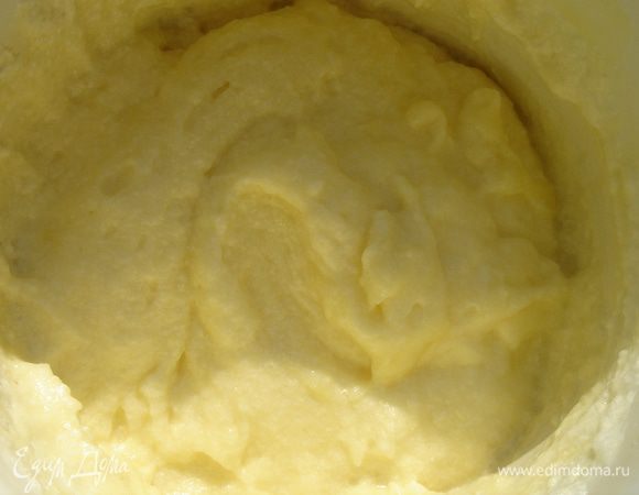 Для крема растереть желтки со всем сахаром,а затем и с мукой. Молоко довести до кипения и тонкой струйкой перелить в яичную смесь,постоянно помешивая. Перелить крем в кастрюльку и заварить на медленном огне,тщательно перемешивая. Остудить. Охлаждённые сливки взбить в крепкую пену, а затем аккуратно смешать с заварным кремом. Покрыть пирог кремом и присыпать подсушенными в духовке кедровыми орешками. Приятного аппетита!