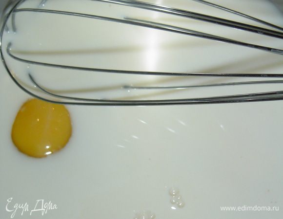 Смешиваем молоко и воду, подогреваем до теплого состояния, разводим дрожжи. Затем добавляем соль и яйца, хорошенько взбиваем венчиком.