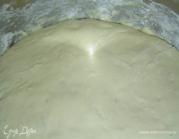 Затем выкладываем тесто на стол, присыпанный мукой, обминаем и даем постоять еще минут 20-25, чтобы оно еще раз подошло.