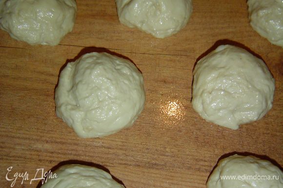 Когда тесто подойдет, стол смазываем растительным маслом, руки так же, от теста отщипываем тесто, формируем шарики, кладем их на стол и даем подойти минут 15.
