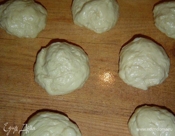 Когда тесто подойдет, стол смазываем растительным маслом, руки так же, от теста отщипываем тесто, формируем шарики, кладем их на стол и даем подойти минут 15.