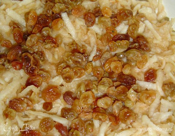 Пока тесто отдыхает, готовим начинку. Яблоки очищаем и натираем на крупной терке, затем поливаем их лимонным соком. Изюм замачиваем в горячей воде и даем постоять минут 10, затем отжимаем и добавляем к яблокам, перемешиваем.