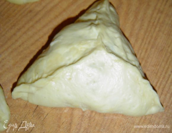 а затем защипываем края, формируя треугольники.