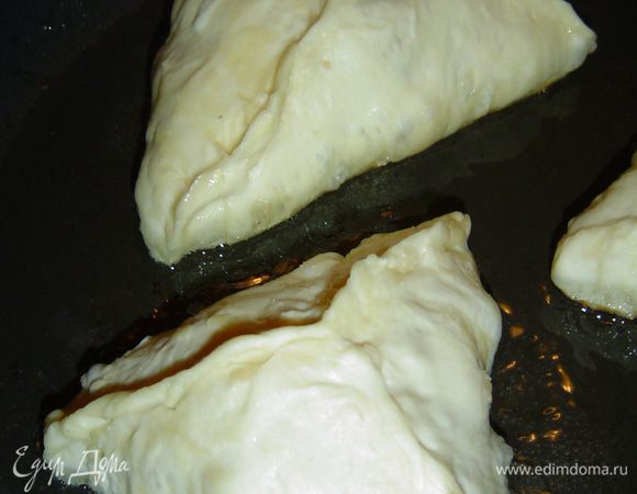 Пирожки обжариваем на растительном масле с обоих сторон.