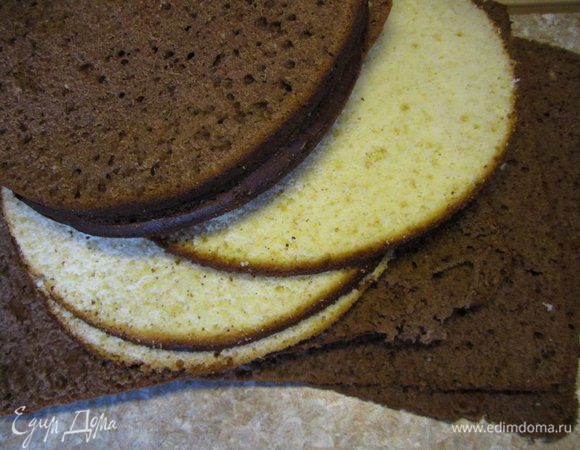 Приготовить бисквиты по рецепту  http://www.edimdoma.ru/retsepty/38569-biskvit-na-kipyatke-belyy. Бисквиты можно выпекать в формах разного размера, чтобы оставалось меньше обрезков.