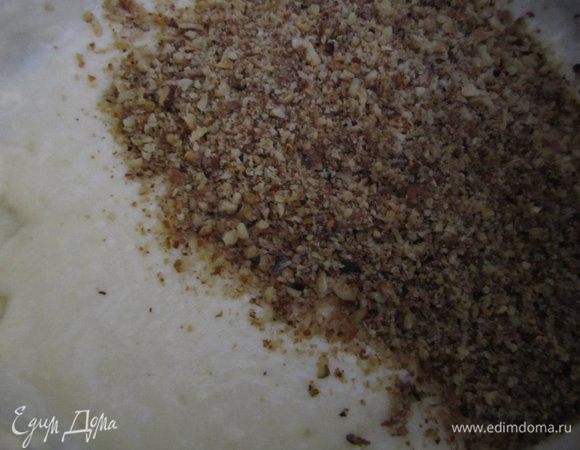 Во вторую поджаренные и измельченные орехи.