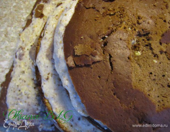 Перемазать коржи кремом. Поставить в холодильник на 3-4 часа.