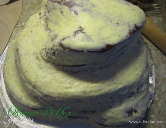 Покрыть торт кремом. Охладить и выровнять масляный крем.