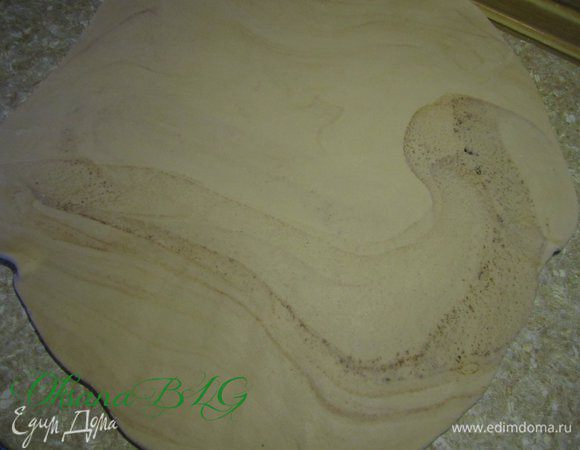 Приготовить мастику. Можно добавить немного какао и шоколада и скручивая мастику сделать разводы.