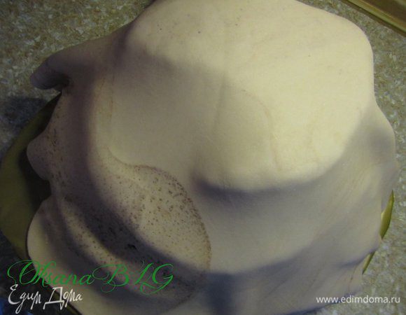 Покрыть торт мастикой.