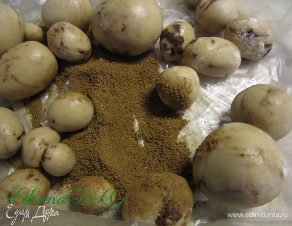 Для камушков, скатать шарики мастики, положить в целофановый кулечек или пластиковую форму, добавить ложку какао, закрыть и хорошо перемешать.