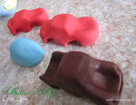 Заранее сделать основы для машинок.  Я делала машинки с картинок, ставила перед собой планшет с машинкой и вспомнив детский сад и начальную школу) лепила как из пластилина))))