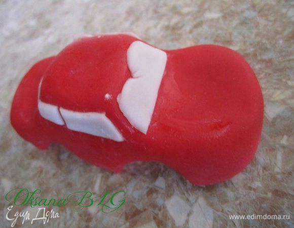 Каждой машинке добавить детальки, стекла