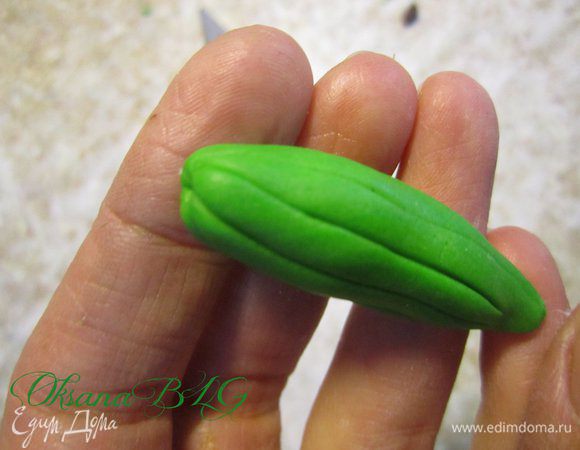 Для кактусов, сформировать вытянутый овал, ножом нанести тонкие полосы.