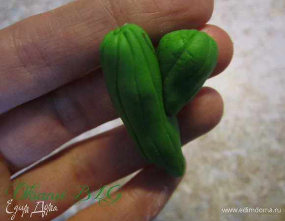 Скрепить по 2-3 таких овала.