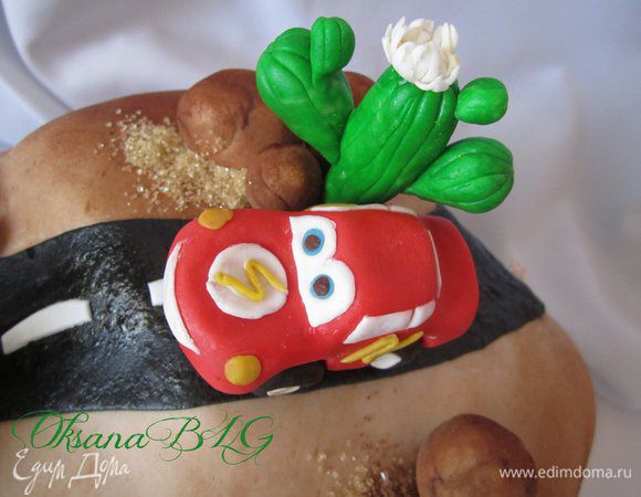 Вы украшения поместить на торт. По вашему желанию и усмотрению.