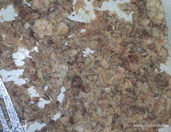 Измельчить содержимое рыбной баночки вместе с маслом, в котором была рыбка