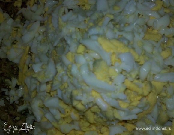 Сварить вкрутую 4 яйца и натереть на крупной терке,добавить к рыбке