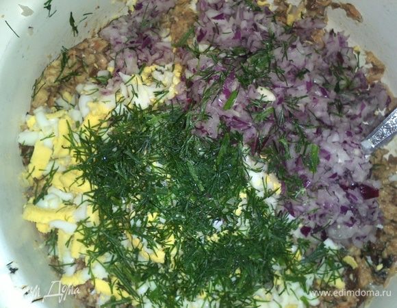 Далее в миску добавить измельченный лук и укроп (количество по вашему желанию), немного соли и перца.
