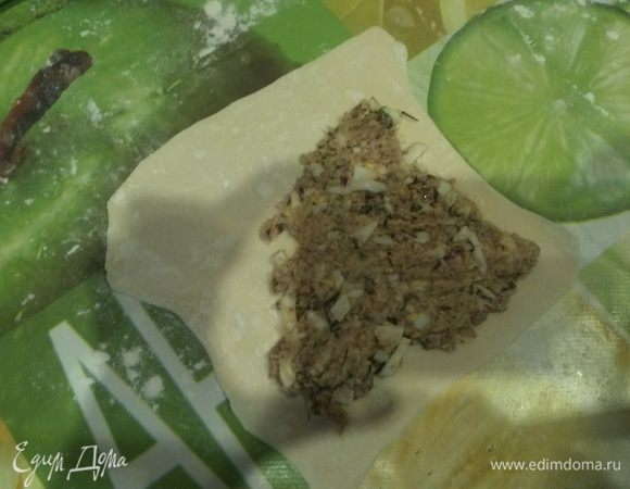 Тесто нарезать на квадратики и немного раскатать каждый, положить на половинку начинку 