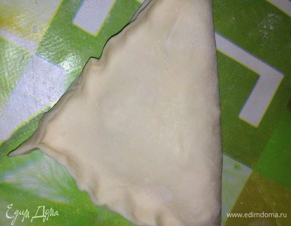 Свернуть треугольничек и плотно прижать края