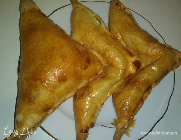 Треугольнички смазать яйцом и выпекать в разогретой духовке минут 15. 