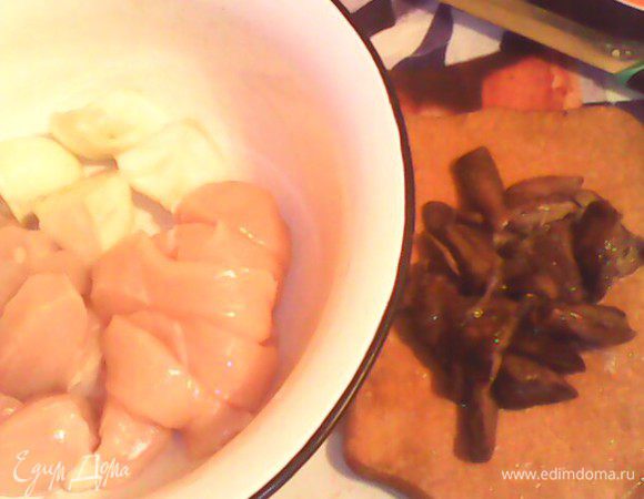 Мясо, лук и грибы перемолоть на мясорубке в фарш.