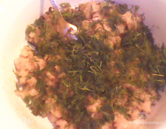 Добавить в фарш яйцо, специи и зелень. 