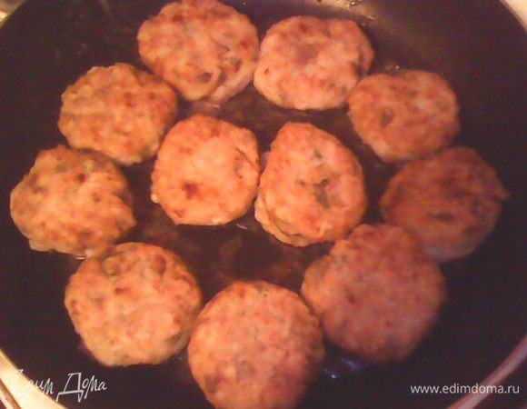 Обвалять тефтельки в крахмале и обжарить на сковороде (именно крахмал т.к. при тушении он загустит соус).