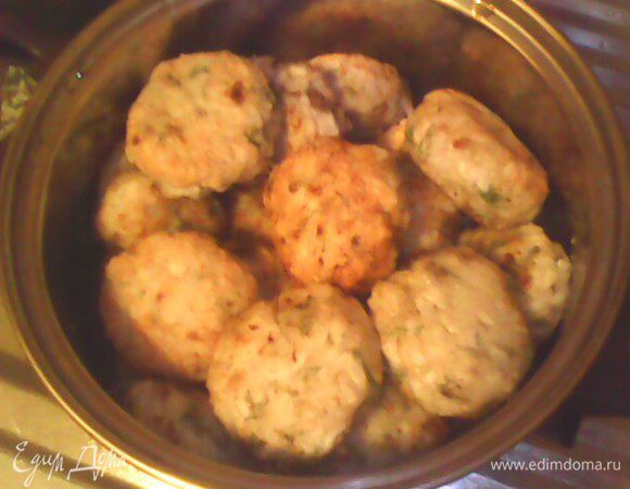 Сложить тефтельки в кастрюлю, залить томатным соусом.