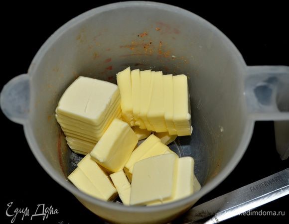 Масло 226 г порезать кусочками и заморозить на 30 мин.